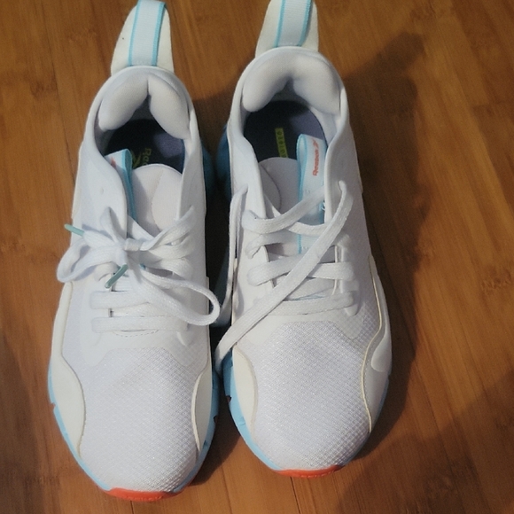 Reebok White and Blue Sneakers with Modern Design - Picture 3 of 5